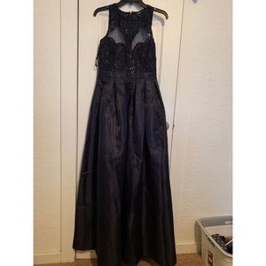 Size M formal dress. Never worn.